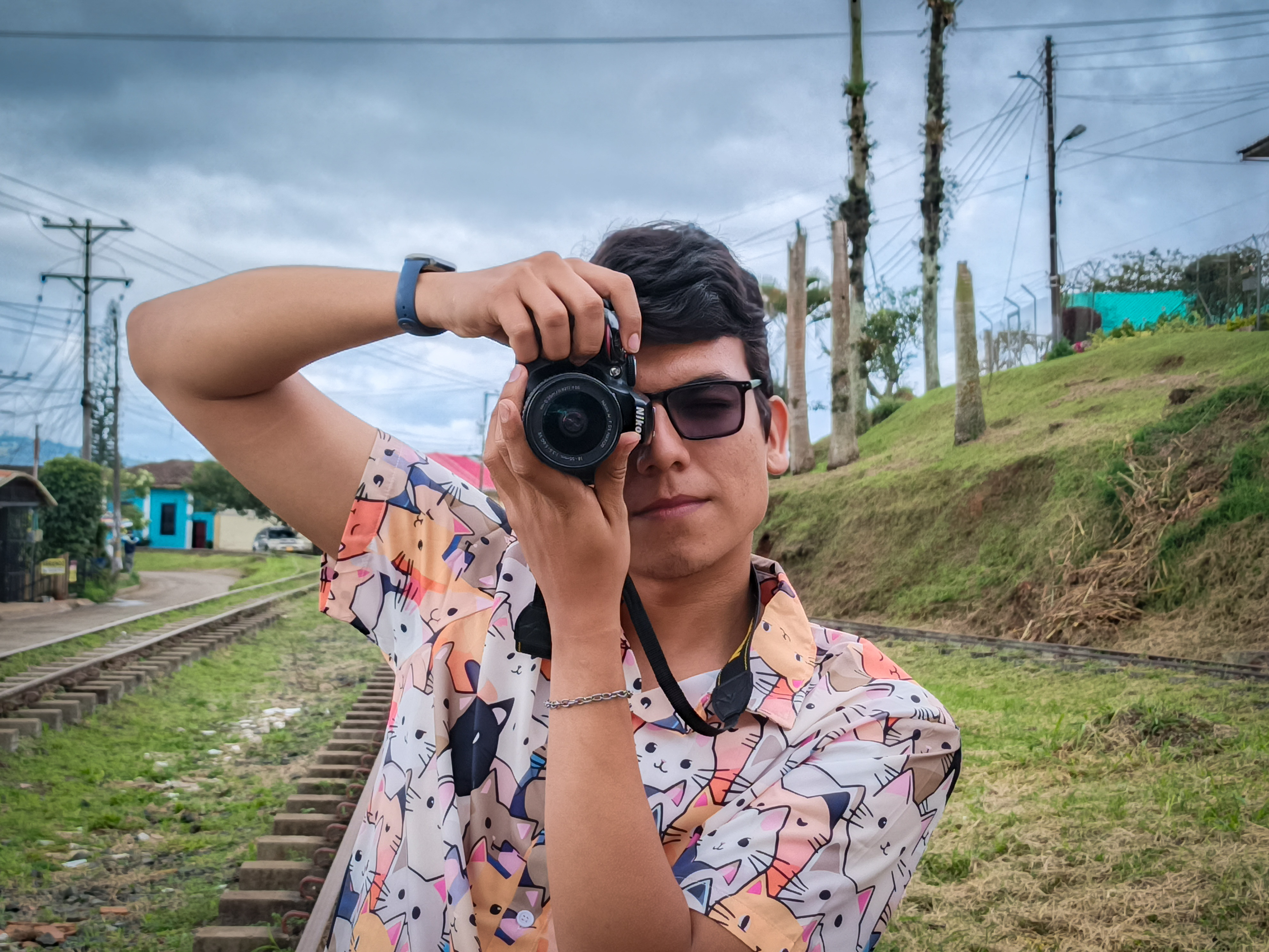 Comunicador social y periodista con cámara profesional